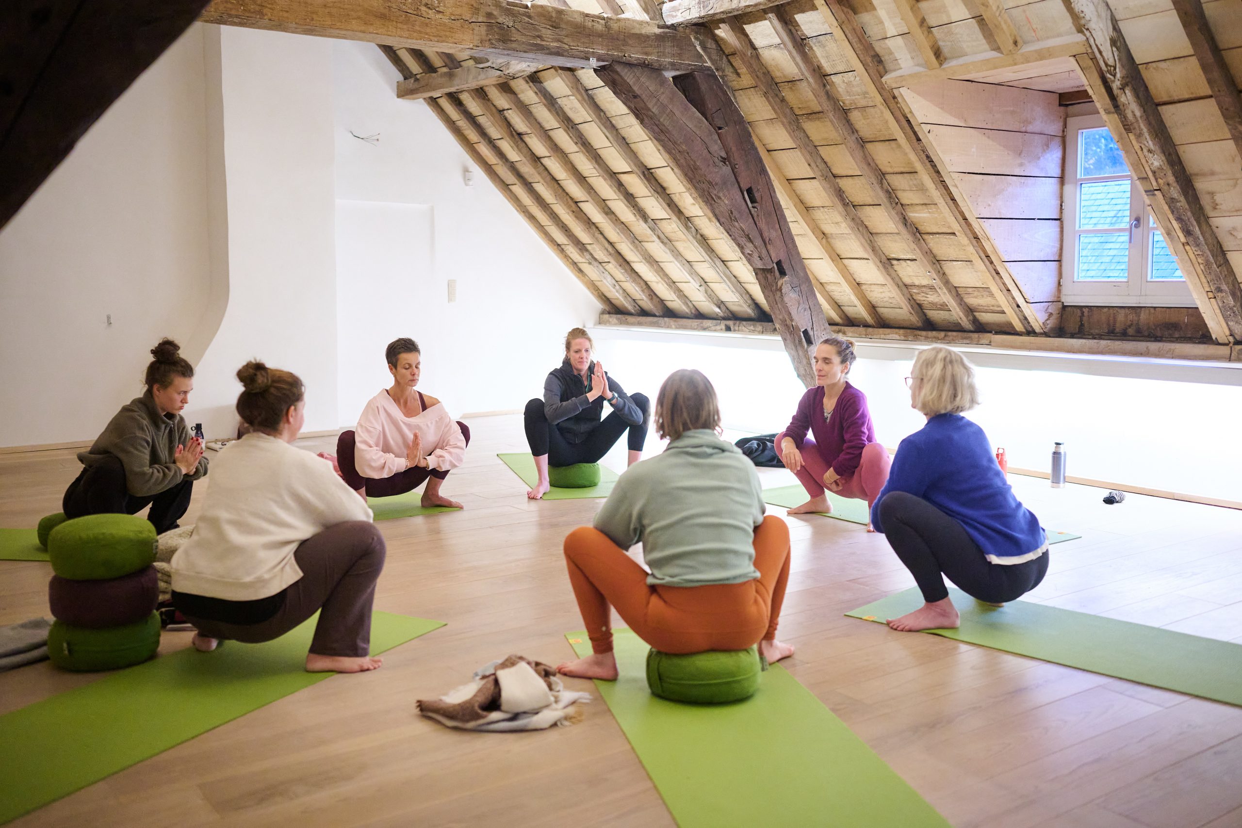 Pratique collective de yoga hormonal